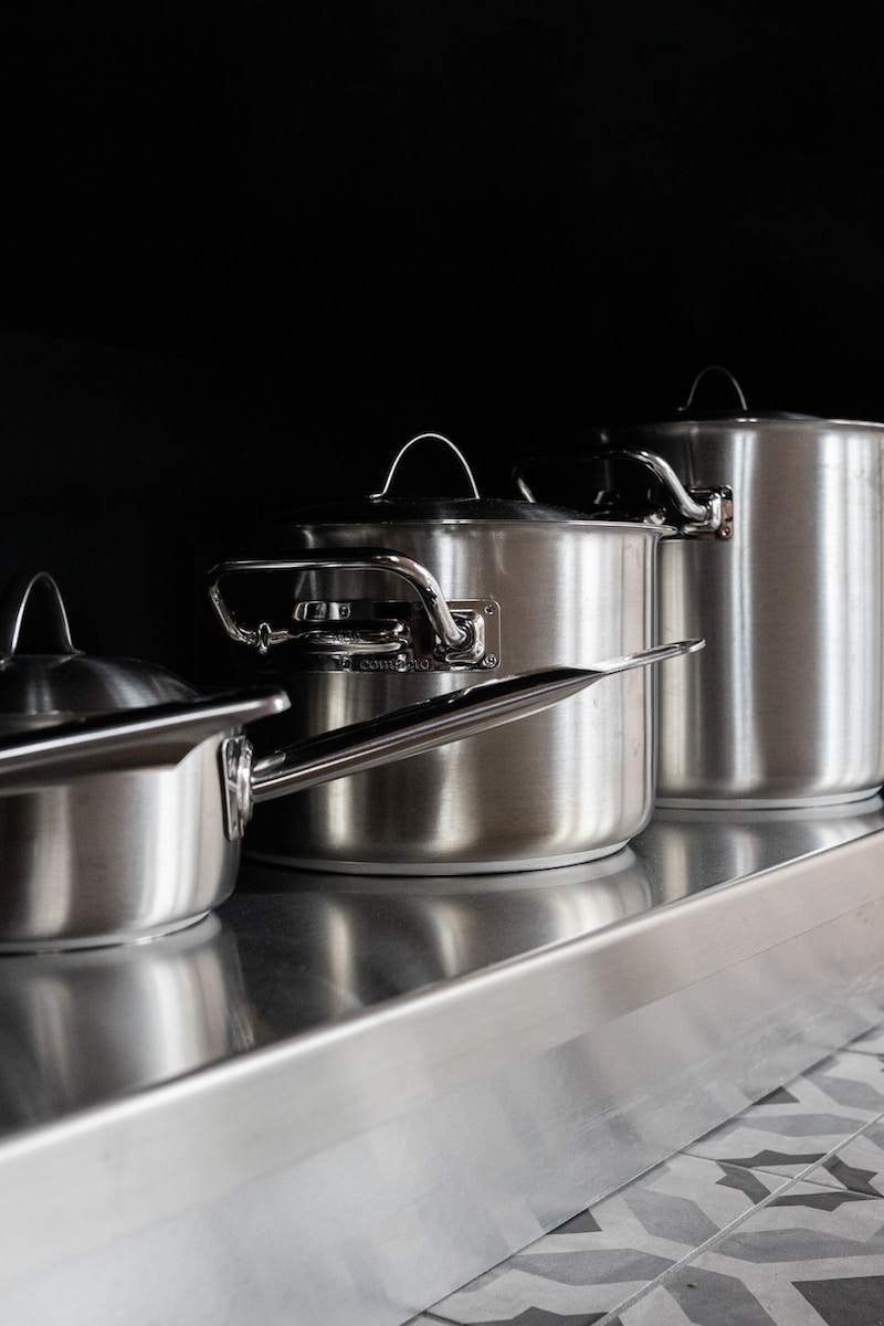 clean stainless steel cooking pots on stainless steel tray